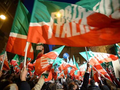 Partidarios de Forza Italia apoyan a Berlusconi ante su casa en Roma.