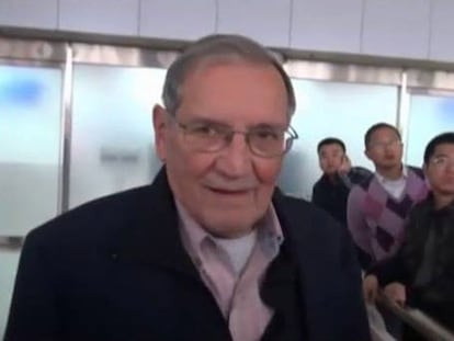 Llegada de Newman al aeropuerto de Pekín.