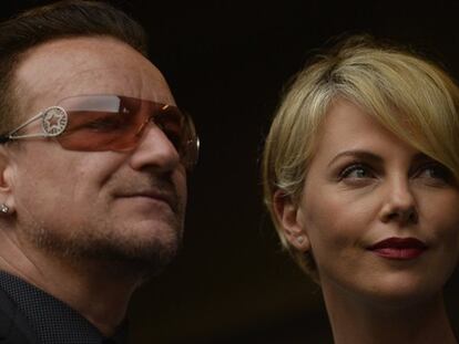 El cantante Bono y Charlize Teron en el homenaje a Mandela.