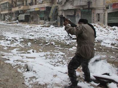 Un miliciano rebelde apunta con su rifle en Alepo (Siria).