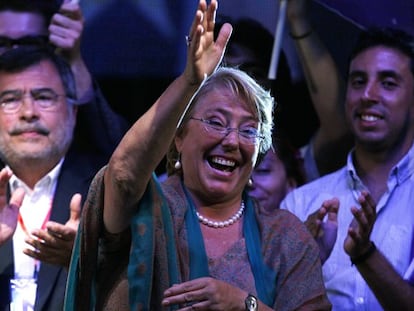 Bachelet ancohe en Santiago tras conocer su victoria.