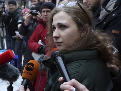 La Pussy Riot Maria Aliokhina se dirige a los medios después de haber salido del penal de Nizhny Novgorod.