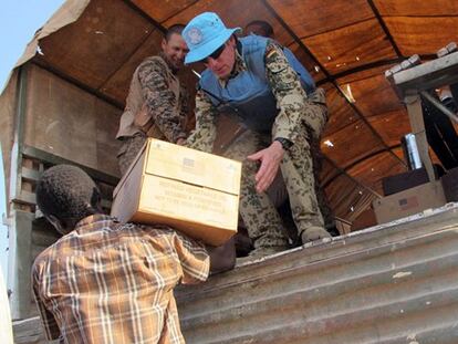 Personal de la ONU entrega alimentos en Sudán del Sur.