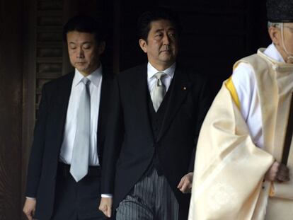 El primer ministro japonés en su visita al templo Yasunuki.