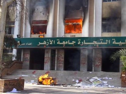 Los islamistas egipcios prenden fuego a la universidad de Al Azhar