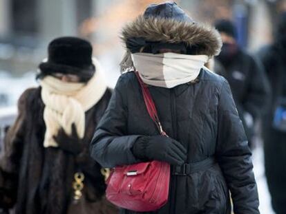 Una mujer camina hacia Union Station en Chicago, donde se registraron 34 grados bajo cero.