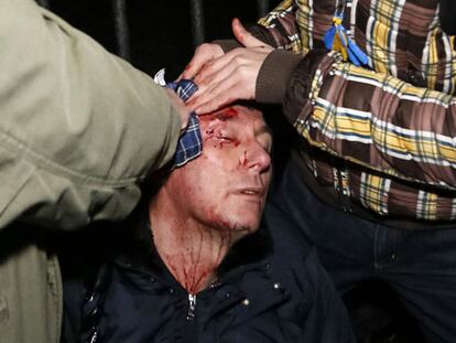 Lutsenko, tras ser agredido. FOTO: REUTERS | VÍDEO: REUTERS LIVE!