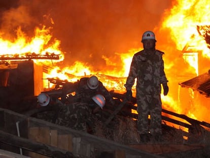 Bomberos trabajando en la extinción. FOTO: AFP/ VÍDEO: REUTERS LIVE!