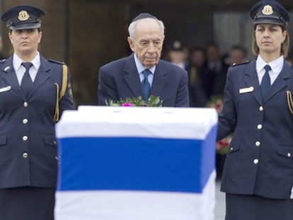 El presidente Simon Peres, ante el féretro. FOTO: J. Hollander | VÍDEO: Reuters Live!