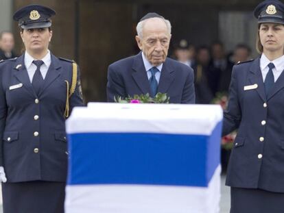 El presidente Simon Peres, ante el féretro. FOTO: J. Hollander | VÍDEO: Reuters Live!