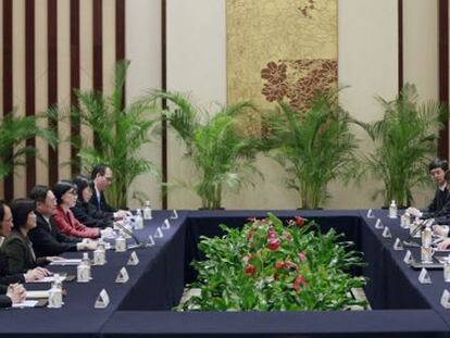 Las delegaciones de China (derecha) y Taiwán durante su reunión, hoy, en Nanjing, capital de la provinica china de Jiangsu.