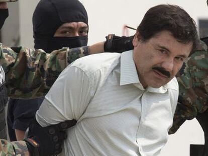 Joaquín 'El Chapo' Guzmán es trasladado a un helicóptero en el aeropuerto internacional de México. / S. Gonzalez