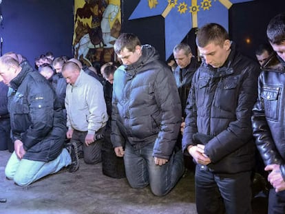 Policiais pedem perdão pelas mortes nos protestos em Kiev.