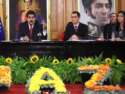 Maduro invitando al diálogo a la oposición.