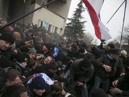 Manifestantes pró-Europa e pró-Rússia se enfrentam na Crimea.