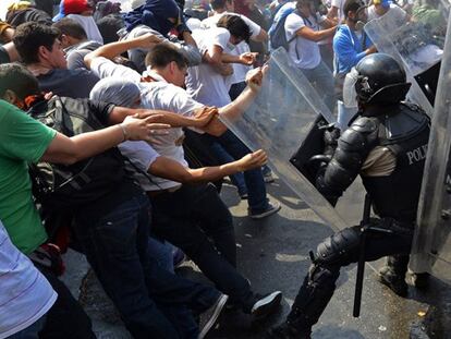 Confrontos entre estudantes e a polícia em Caracas