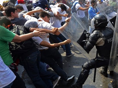 Confrontos entre estudantes e a polícia em Caracas