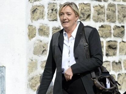 Marine Le Pen a su llegada este lunes a una reunión de su partido en Nanterre.