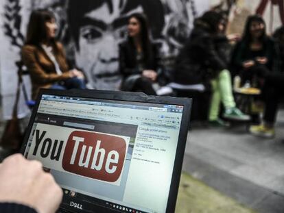 Un usuario muestra el logo de youtube en su ordenador, este viernes en Enstambul.