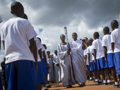 Escolares de Ndera, al este de Kigali, en uno de los muchos actos de recuerdo del 20 aniversario del genocidio de Ruanda.