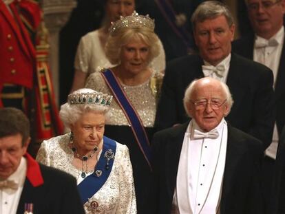 La reina Isabel y el presidente Higgins llegan a la cena de gala en Windsor.