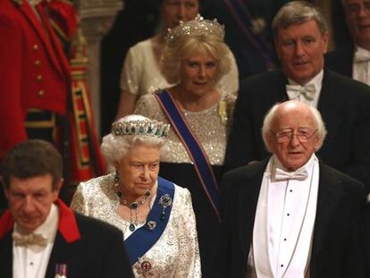 La reina Isabel y el presidente Higgins llegan a la cena de gala en Windsor.