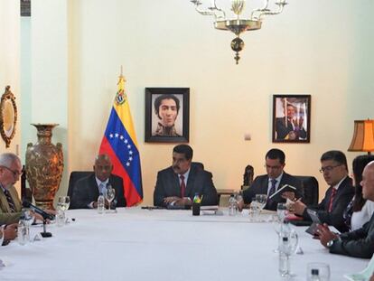 Maduro reunido con líderes de la oposición.