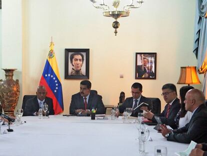 Maduro reunido con líderes de la oposición.