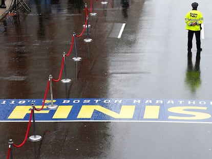 Un policía vigila la meta en la maratón de Boston.