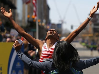 Meb Keflezighi celebra com sua mulher a vitória na maratona. REUTERS / ATLAS