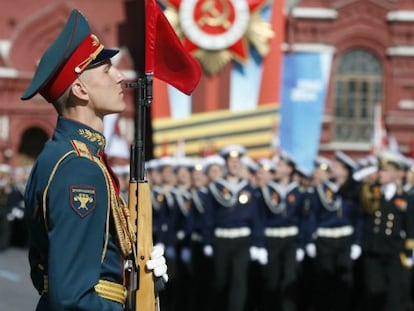 Um soldado na parada do Dia da Vitória, em Moscou.