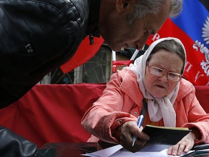 Una mujer comprueba la documentación de un hombre ucranio, en Moscú. / D. L. (AP)