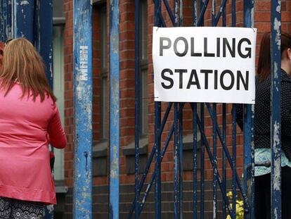 Periodistas y políticos analizan las claves de las elecciones. Foto, colegio electoral en Belfast. / vídeo: EL PAÍS-TV (M. SOSA TROYA / P. CASADO) / foto: REUTERS