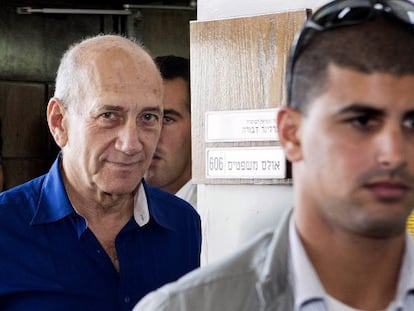 O ex primeiro-ministro Ehud Olmert no tribunal de Tel Aviv.