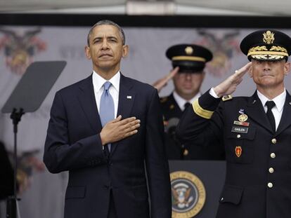 Obama con el Superintendente de la academa de West Point.
