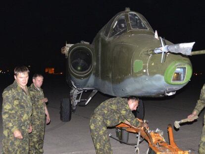 Soldados rusos con uno de los aviones que llegaron a Irak.