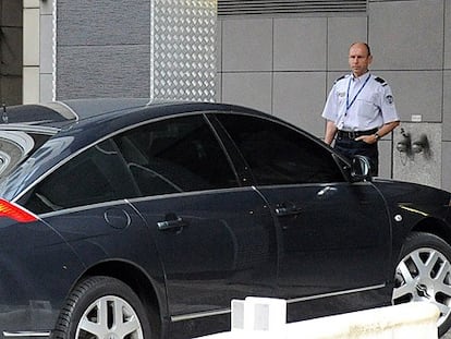 Chegada do carro de Nicolas Sarkozy à sede do Ministério do Interior em Nanterre