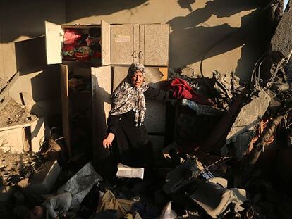 Uma mulher depois do bombardeio de sua casa em Gaza.