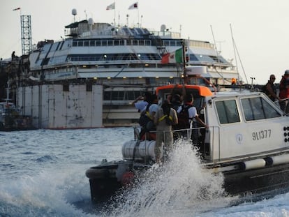 El crucero, en Giglio el 14 de julio / Foto: Getty | La operación, a 'cámara rápida' / Vídeo: Reuters Live!