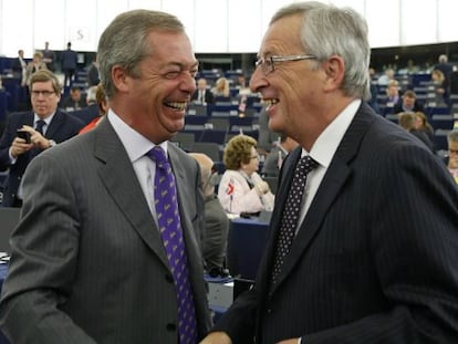 El lider del UKIP británico conversa con Juncker en la Eurocámara / Reuters | Juncker promete un plan de estímulos