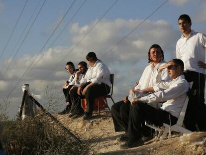 Jóvenes israelíes observan los bombardeos sobre Gaza desde Sderot / Foto y vídeo de Reuters