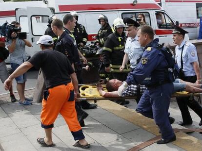 Los servicios de emergencias trasladan a uno de los heridos en el accidente de Metro.