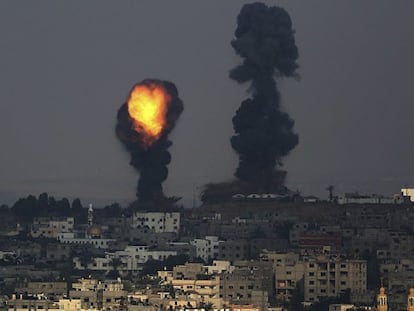 Un bombardeo, el martes, en Ciudad de Gaza. / Foto: Efe | Vídeo: Reuters Live!