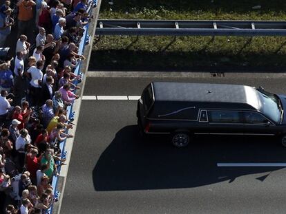 Miles de personas han presenciado la comitva fúnebre / Foto: AFP | Vídeo: AFP