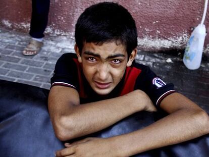 Un niño tras el bombardeo de la escuela de la ONU.