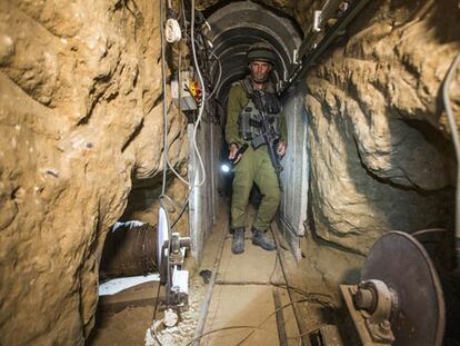 Um soldado israelense, em um dos túneis do Hamas.