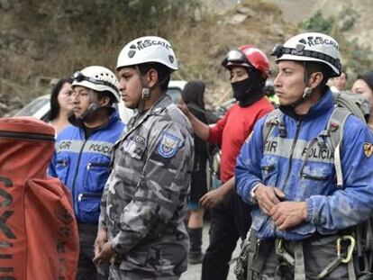 Los servicios de rescate, en el cerro de Catequilla.