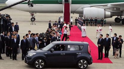 El papa Francisco (dentro del vehículo) deja a la presidenta de Corea del Sur Park Geun-Hye (en el centro, detrás) a su llegada a Seúl.