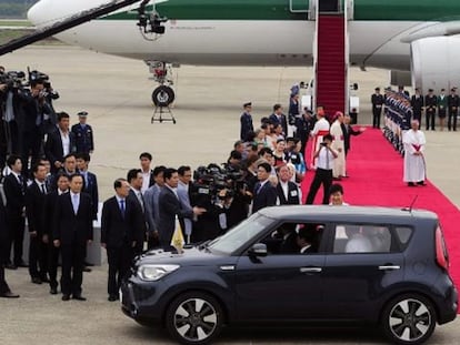 O papa Francisco, após aterrissar em Seul.