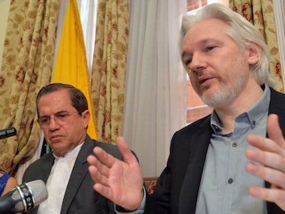 Assange, com o titular de Exteriores de Ecuador.